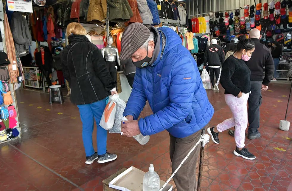 Mendoza vuelve a funcionar casi sin restricciones.
Mucha gente en las calles, y realizando  compras en tiendas y negocios del gran Mendoza

Foto: Orlando Pelichotti / Los Andes