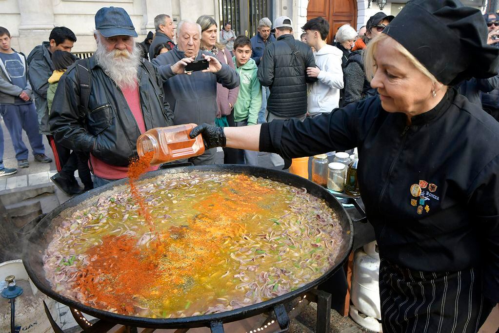 Abundantes y coloridas paellas, además de comidas criollas, acompañaron la celebración por el Patrono Santiago. | Foto: Orlando Pelichotti / Los Andes
