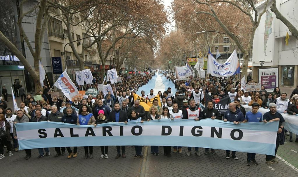 Marcha docente en reclamo de mejoras salariales. / Foto: Orlando Pelichotti. 