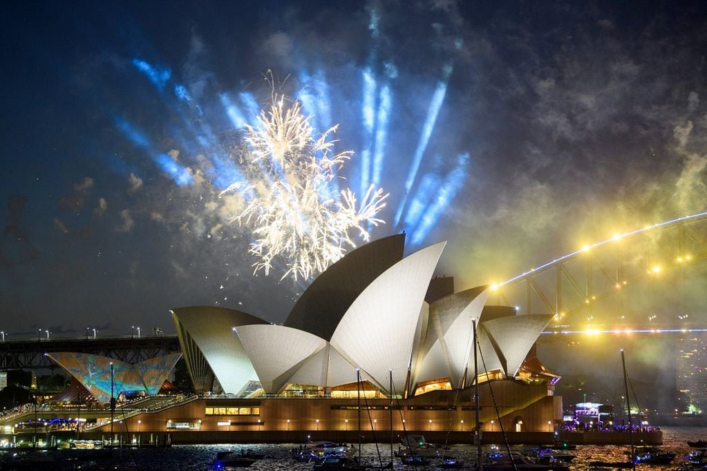 Feliz Año Nuevo: con un espectacular show de fuegos artificiales Sídney, Australia espera por el 2024.