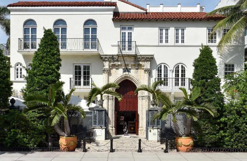 24 años después de la muerte de Gianni Versace, encuentras dos cuerpos sin vida en su mansión de Miami.