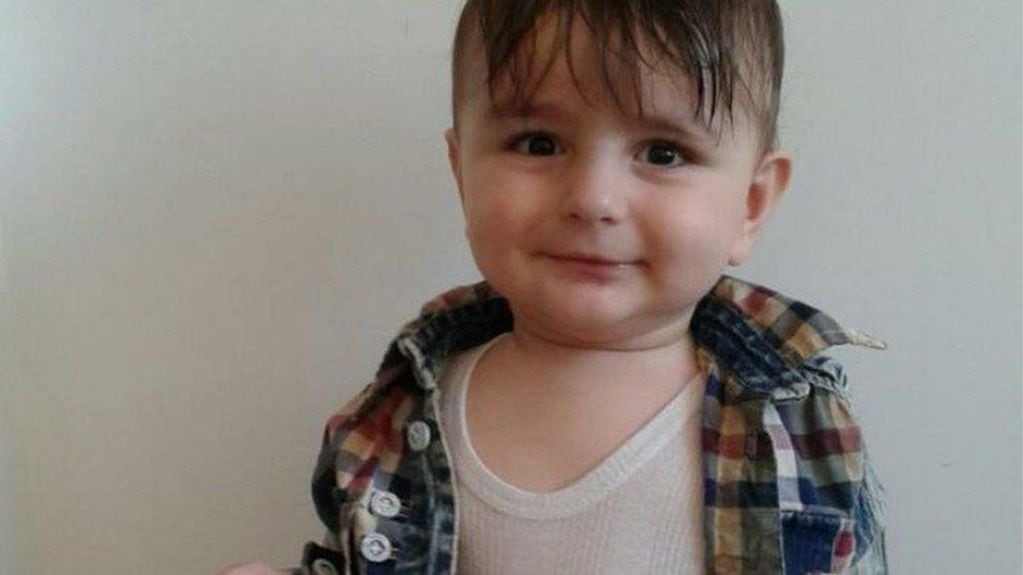 El pequeño Artin, de 15 meses murió ahogado cuando intentaba llegar con su familia a Gran Bretaña.