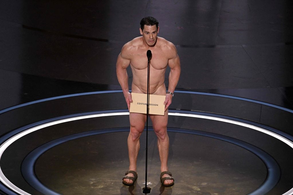 El actor estadounidense John Cena presenta el premio al Mejor Diseño de Vestuario en el escenario durante la 96ª edición de los Premios Anuales de la Academia en el Dolby Theatre de Hollywood, California, el 10 de marzo de 2024. (Foto de Patrick T. Fallon / AFP)