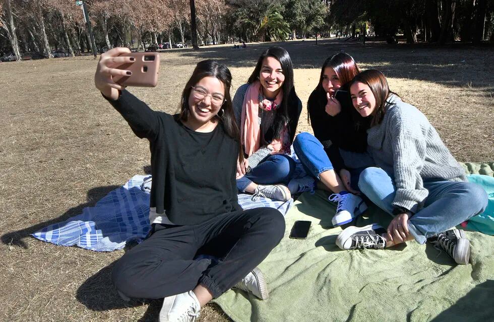 María Pía, Barbara, Milagros, y María celebraron el Día del Amigo en el Parque San Martín. Foto: Orlando Pelichotti / Los Andes