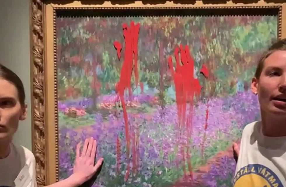 Dos activistas climáticos lanzaron pintura y pegamento contra un cuadro de Monet.