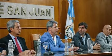 Sergio Uñac con las autoridades con las que firmó el convenio para que se instale la agencia nacional.