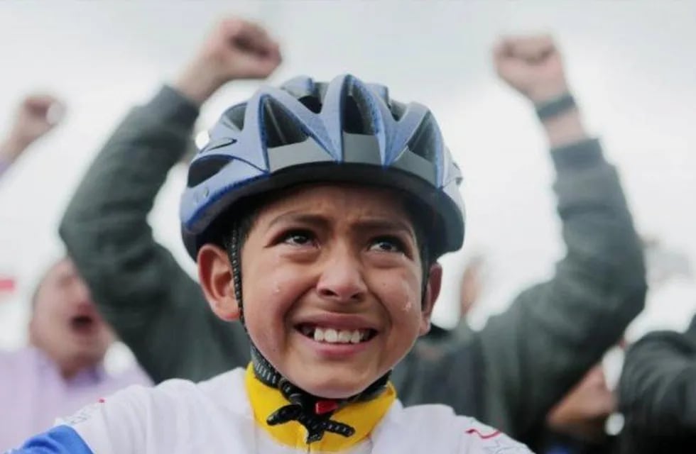 La foto de Julián llorando en 2019 cundo Egan Bernal ganó el Tour de Francia y dio vueltas al mundo al emocionarse por su ídolo.