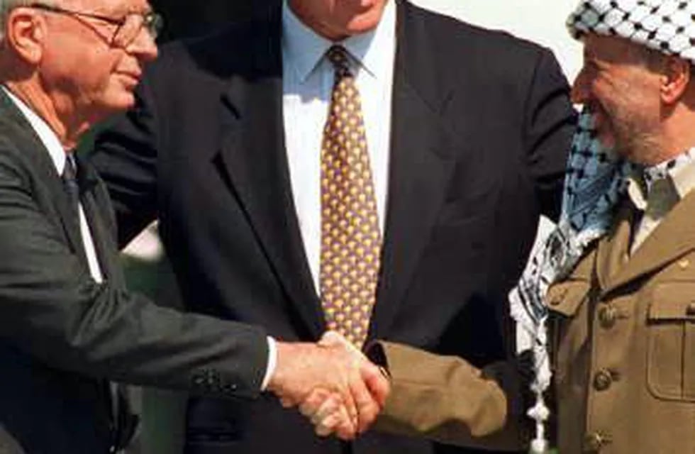 1993. Isaac Rabin y Yasser Arafat suscriben el Acuerdo de Oslo.