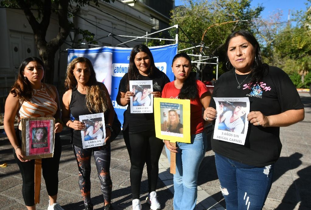 El último viernes familiares de Ivana Molina se reunieron con la familia de Abigaíl Carniel, también desaparecida. | Foto: José Gutiérrez  / Los Andes
