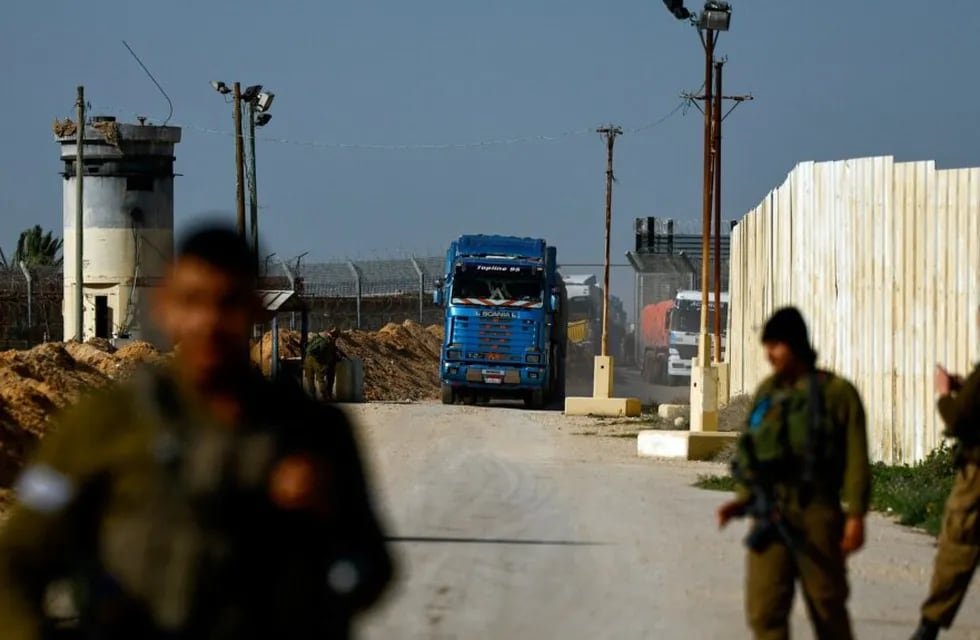 Camiones de ayuda humanitaria entran a la Franja de Gaza desde Israel por el cruce de Kerem Shalom, el 22 de diciembre de 2023.