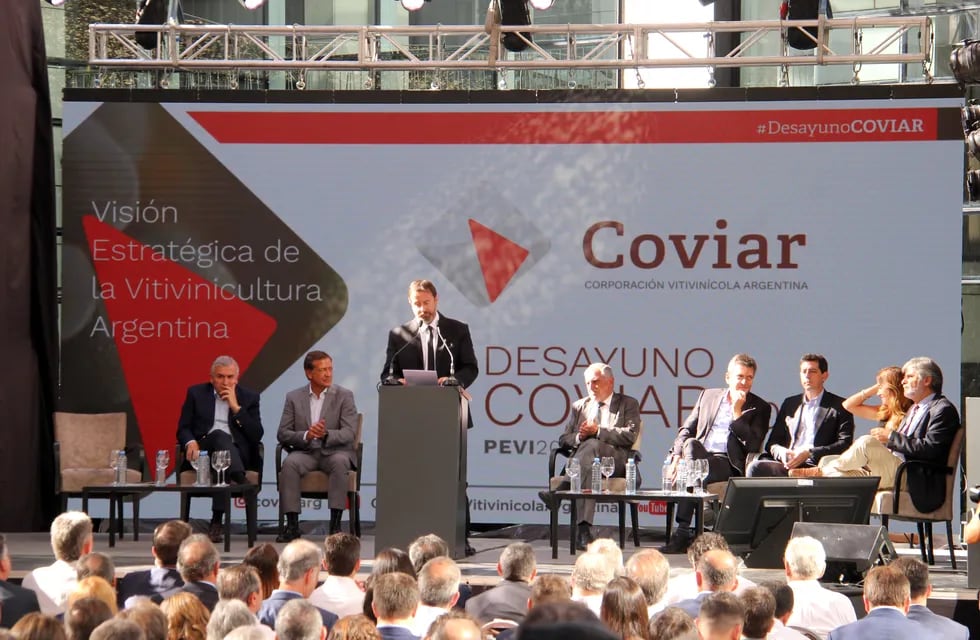 El riojano Mario González asumió como nuevo presidente de la Corporación Vitivinícola Argentina.