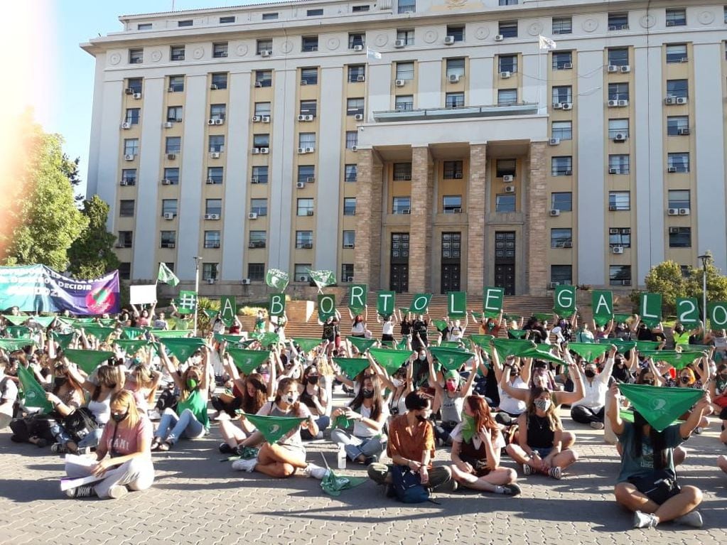 Ciento de mujeres se hicieron presente frente a la Casa de Gobierno de Mendoza.