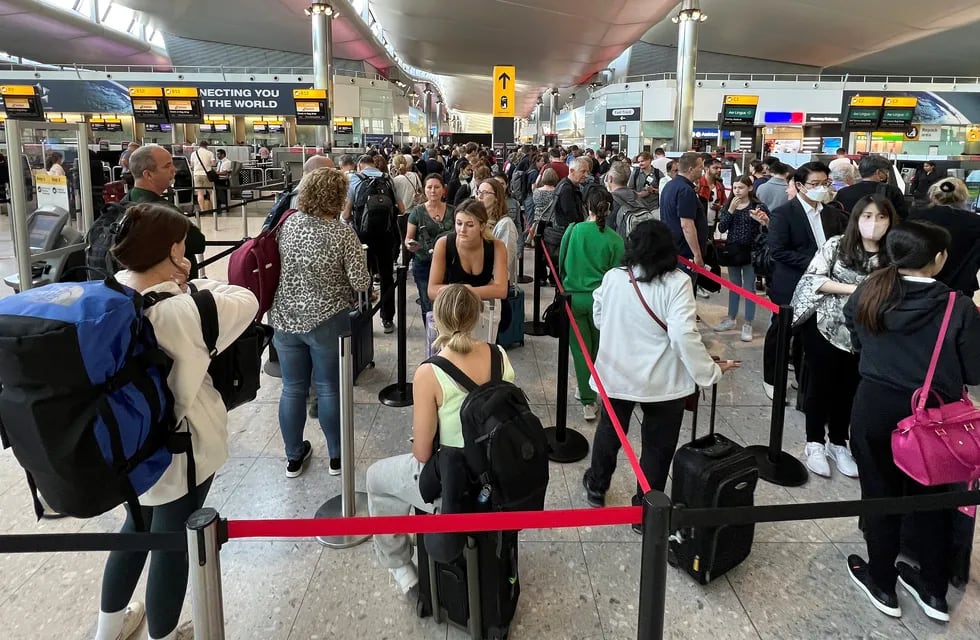 El aeropuerto de Heathrow de Londres se disculpó con los pasajeros cuyos viajes se vieron interrumpidos por la escasez de personal.