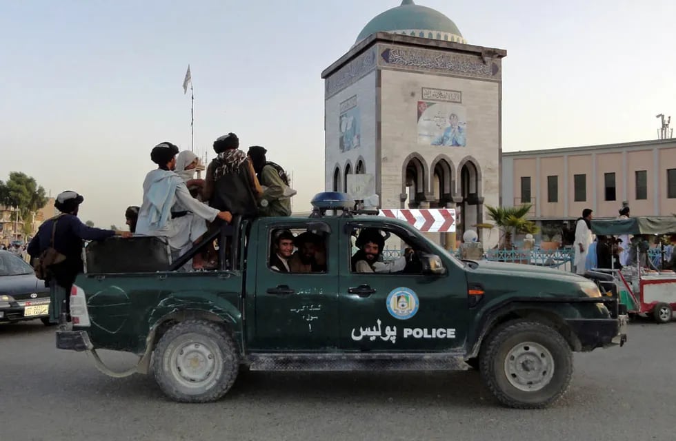 Taliban patrulla Kandahar. Los talibanes, que durante horas estuvieron en las afueras de Kabul, anunciaron poco después que avanzarían aún más a una ciudad presa del pánico. (AP)