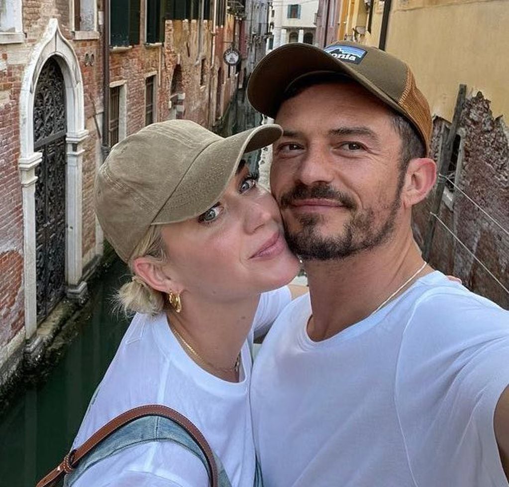 Orlando y Katy posando para las historias de Instagram