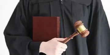 Juez con toga negra y martillo: lo que dice la ley ómnibus