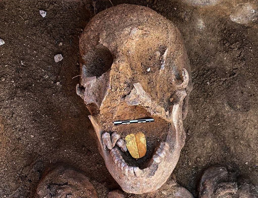 Descubrieron dos momias con lenguas de oro en Egipto.