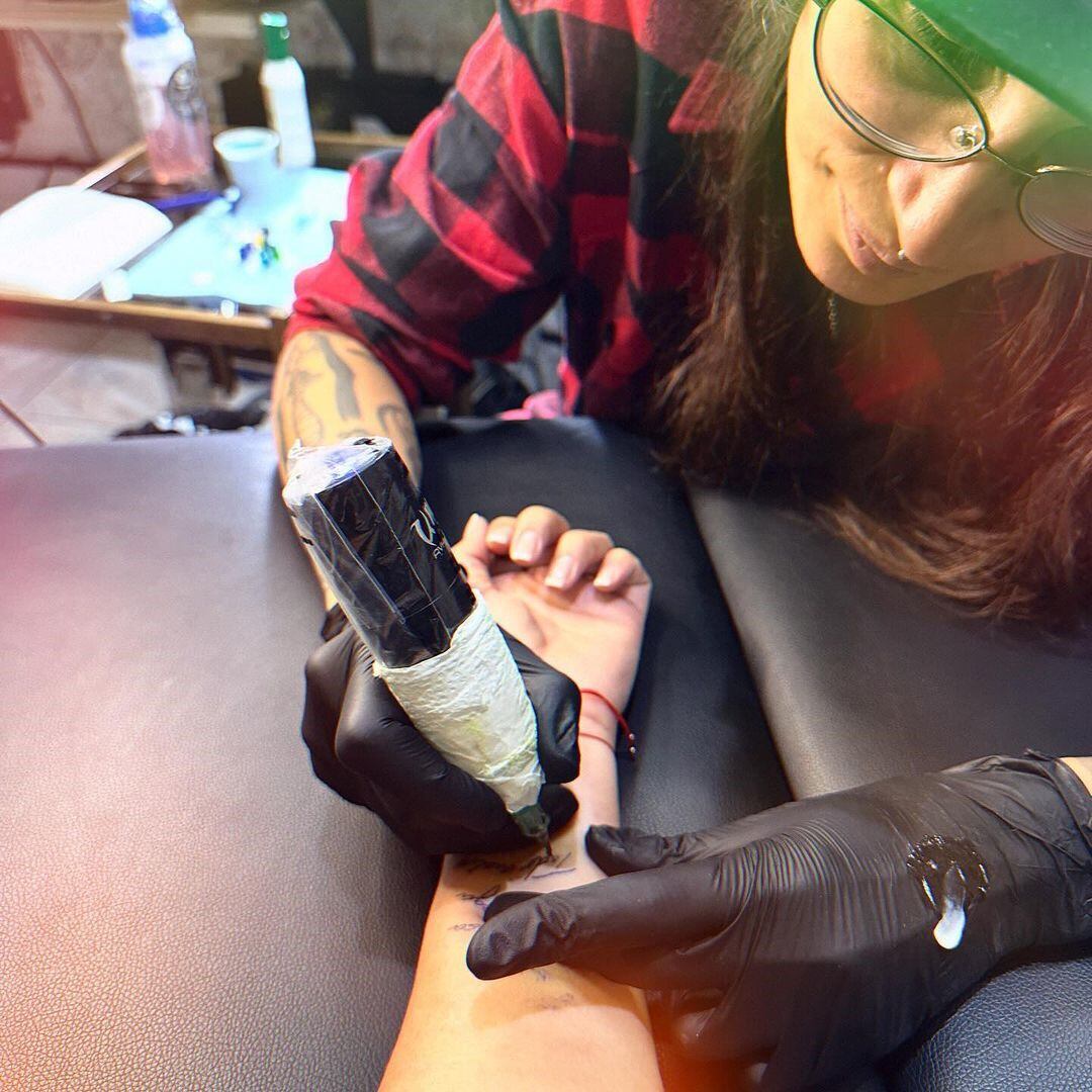 Malena Galmarini se tatuó por primera vez y dijo que es una forma de "resistencia" al gobierno de Milei. Foto: Instagram.