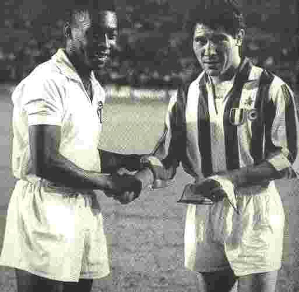 Pelé y Enrique Omar Sivori en un duelo entre Santos y Juventus de 1962.
