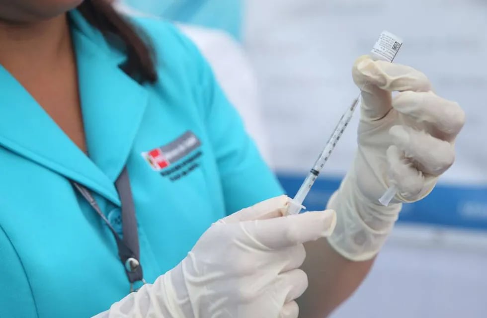 Casi 500 funcionarios se vacunaron en secreto en Perú.