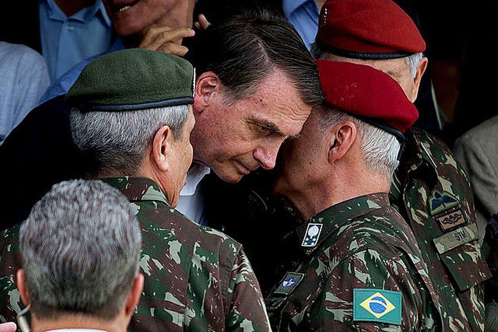 Jair Bolsonaro, presidente de Brasil, con altos mandos del Ejército.