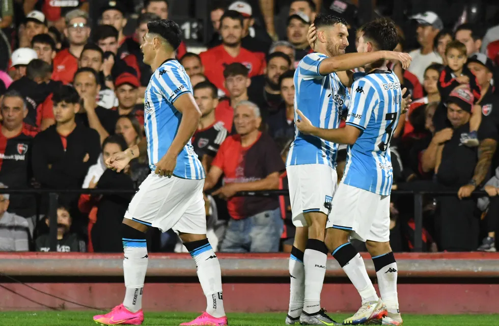 "Maravilla" Martínez hizo dos goles en la goleada de Racing 4-0 ante Newell´s en Rosario. (@RacingClub)