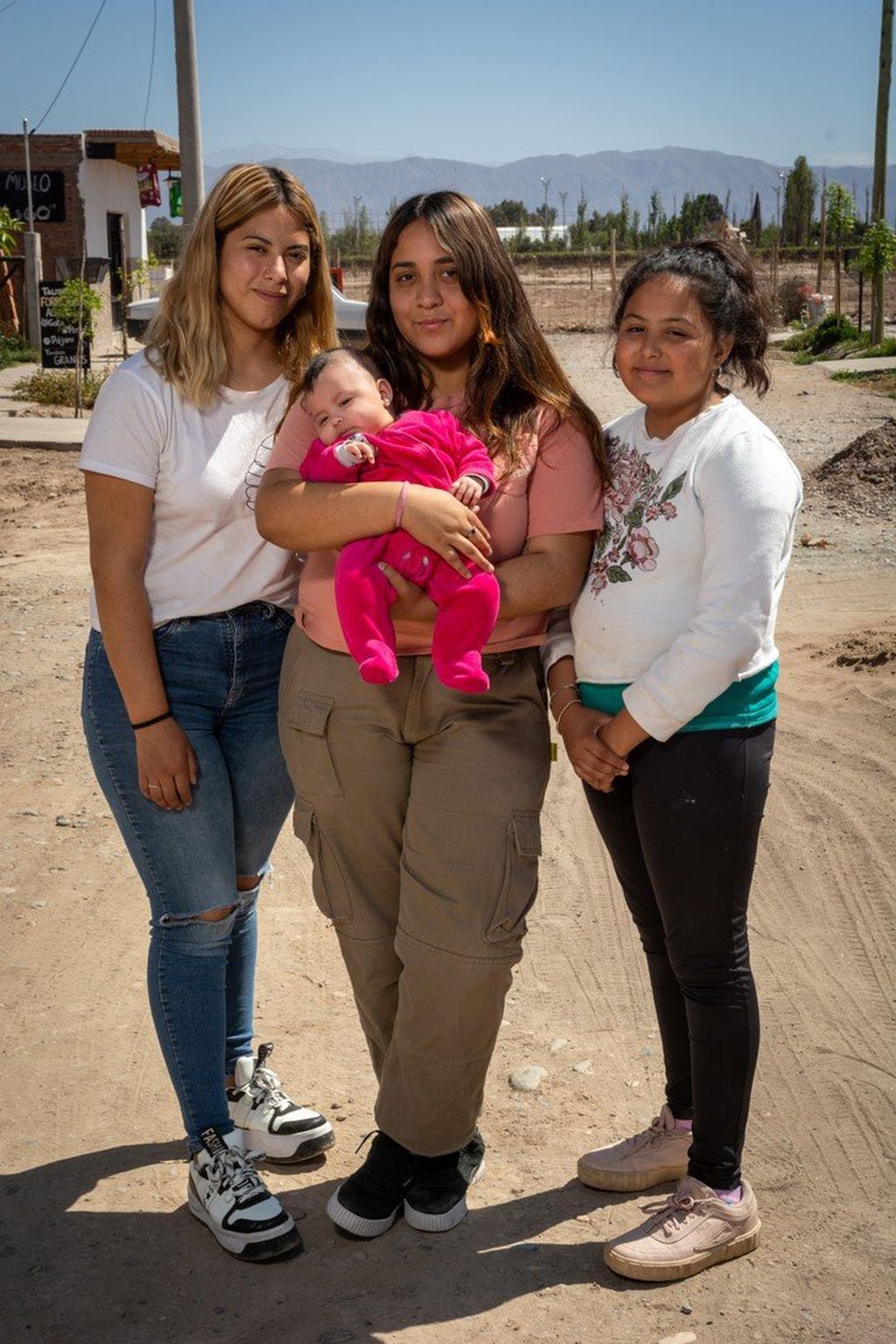 Tamara (20), Giuliana (17), Mia (11) y Martina quedaron huérfanas por la pandemia - Ignacio Blanco
