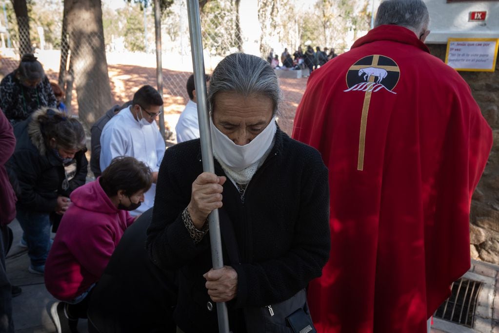El año pasado se realizó el Vía Crucis presencial, después de dos años interrumpido por la pandemia de Covid.
Foto: Ignacio Blanco / Los Andes  