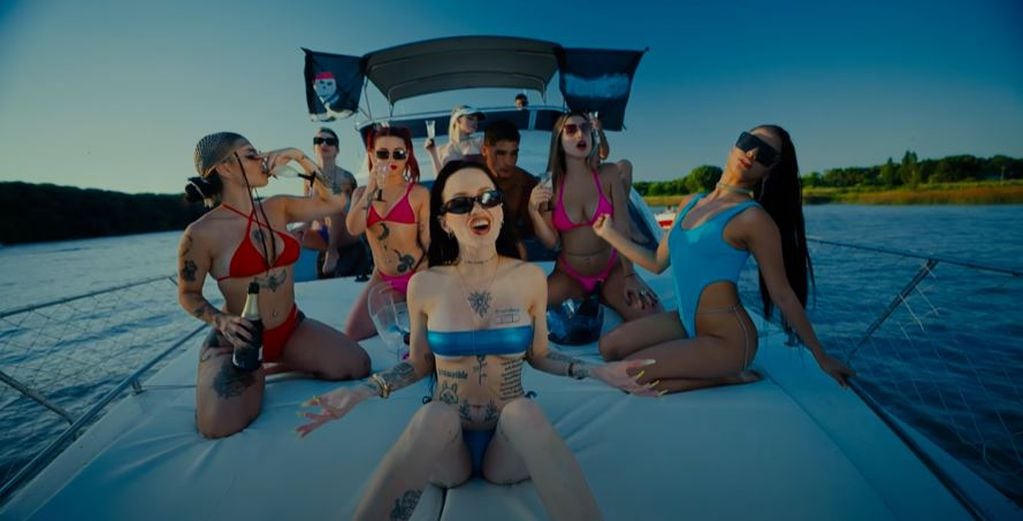 En yate con amigas y en bikini: La Joaqui estrenó el videoclip de “Traidora”