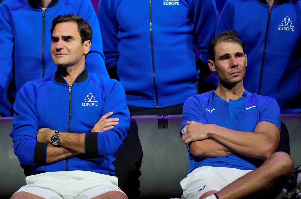 El llanto de despedida de Roger Federer, quien dejó el tenis. Jugó por última vez en Londres, en la Laver Cup junto a Nadal. (AP)