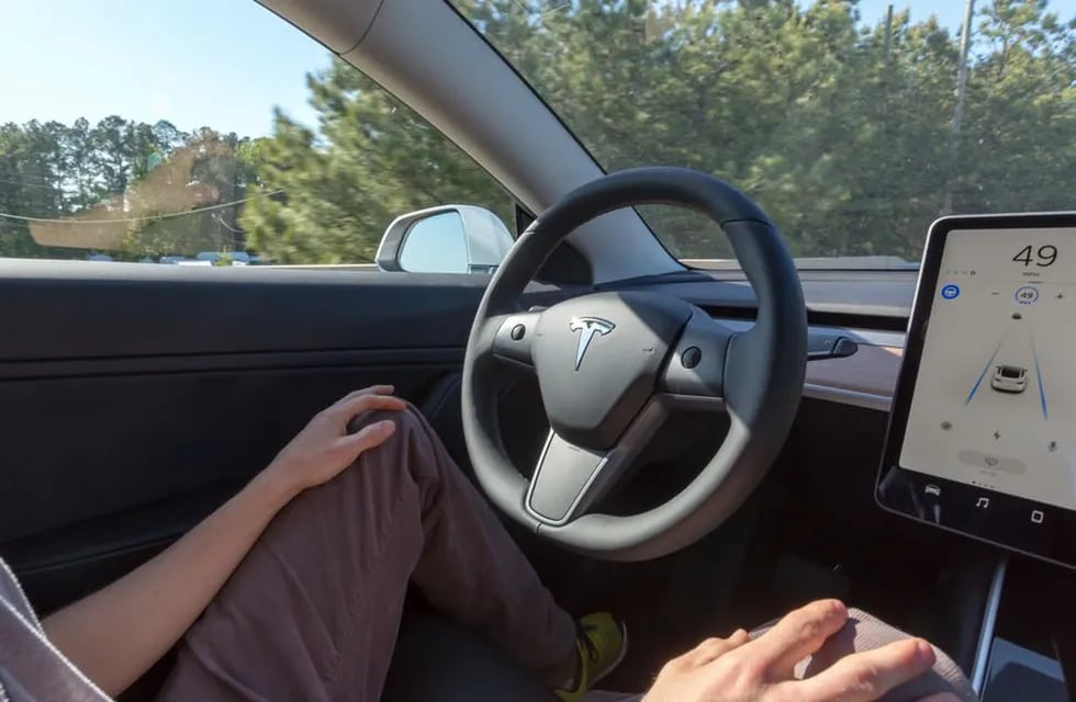 Los autos Tesla ofrecen un sistema de conducción autónoma.