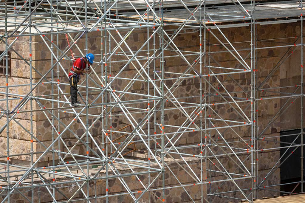 Operarios construyen las estructuras metálicas del escenario mayor. Foto: Ignacio Blanco / Los Andes