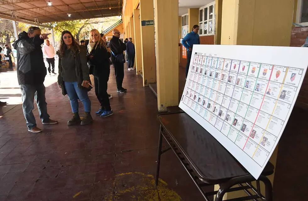 Elecciones provinciales PASO 2023 en la provincia de Mendoza.En la Escuela Leandro Alem de Guaymallén,  una mañana electoral tranquila pero fría.Foto: José Gutierrez / Los Andes