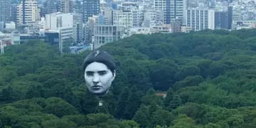 De no creer: apareció una cabeza gigante flotando en el aire y causó confusión en Japón