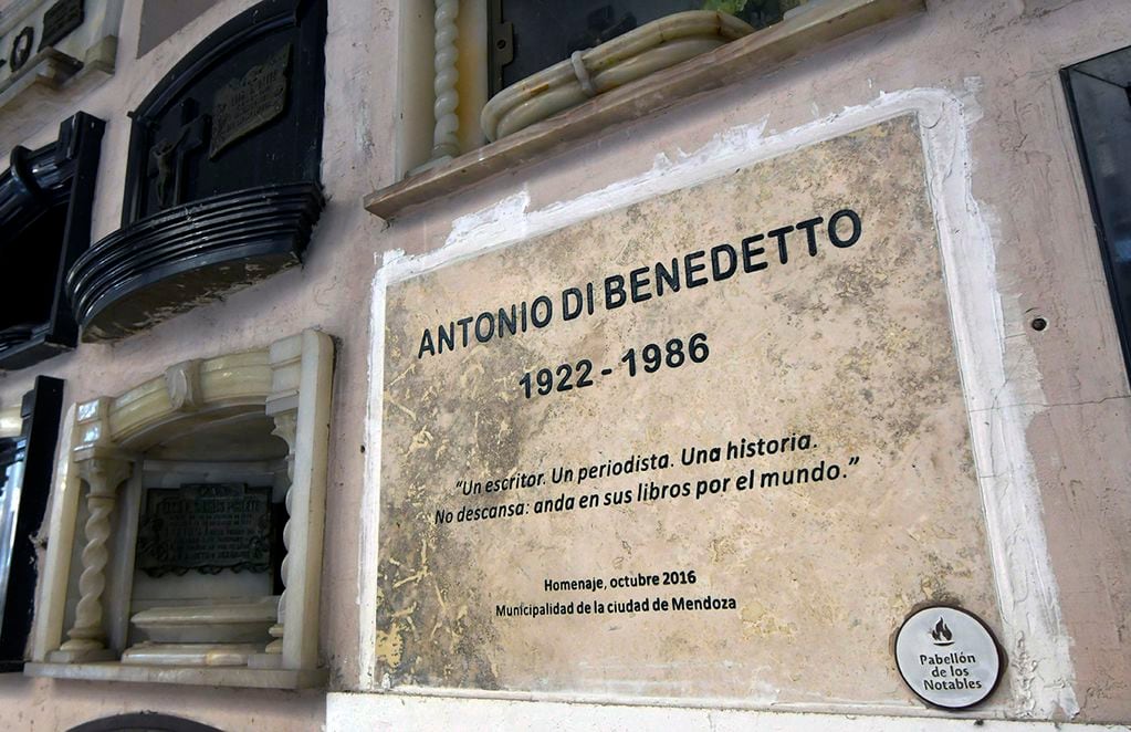 En el cementerio capitalino descansan los restos del recordado escritor y periodista Antonio Di Benedetto, quien fuera director de diario Los Andes. | Foto:  Orlando Pelichotti / Los Andes