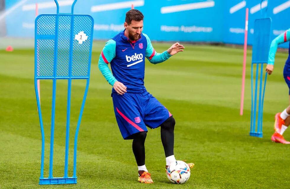 Messi se entrenó pensando en el clásico con el Real Madrid.