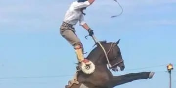 "No siento los pies": un jinete de 21 años fue aplastado por un caballo en un festival de doma