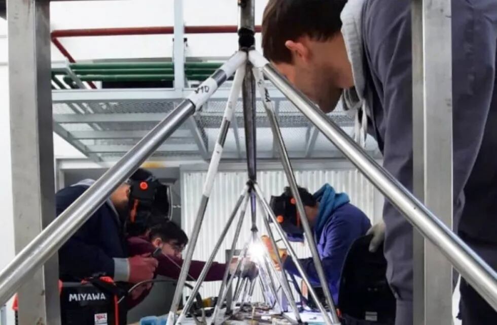 Estudiantes de Ingeniería de la UNCUYO construyen un aeroplano