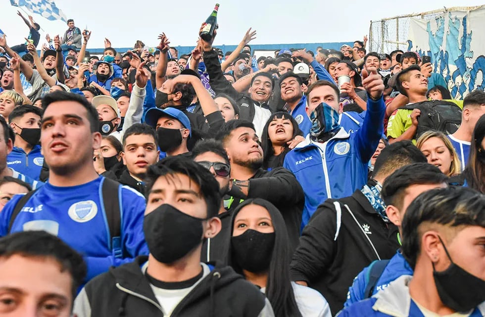 Miles de hinchas de Godoy Cruz coparon el estadio Feliciano Gambarte para festejar los 100 años del Tomba a pesar de las restricciones por la pandemia.