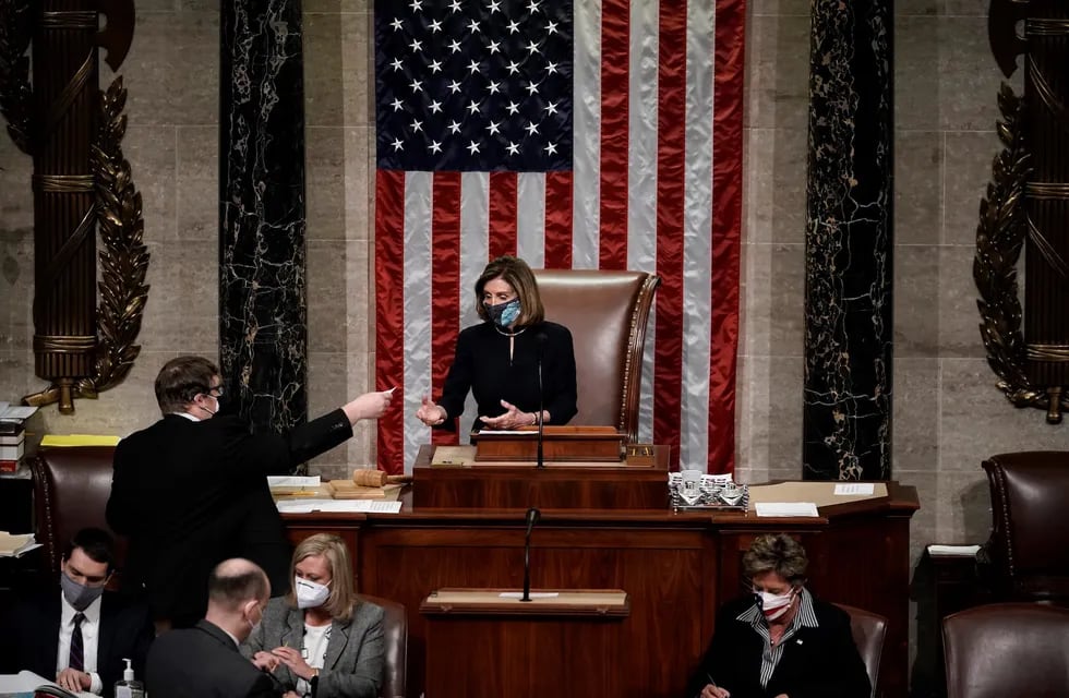 La titular de la Cámara de Representantes, Nancy Pelosi, recibe los votos donde se aprobó un segundo juicio político contra el presidente Donald Trump. AP