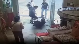 Un hombre pateó en el piso a una mujer policía en un local de ropa