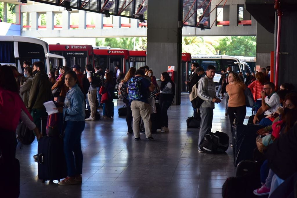 Intenso movimiento este jueves por el fin de semana largo de Pascua en la Terminal de Ómnibus de Córdoba. (Foto Facundo Luque/La Voz)