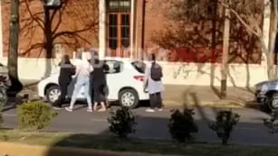 Video: un grupo de “mamis” se agarró a las piñas por un lugar para estacionar en una escuela