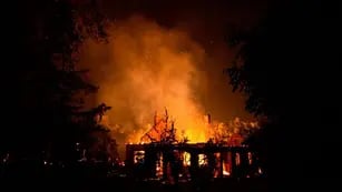 Destrucción. Más de 200 casas se quemaron en el incendio originado en Lago Puelo, provincia de Chubut. (AP Photo / Matias Garay)