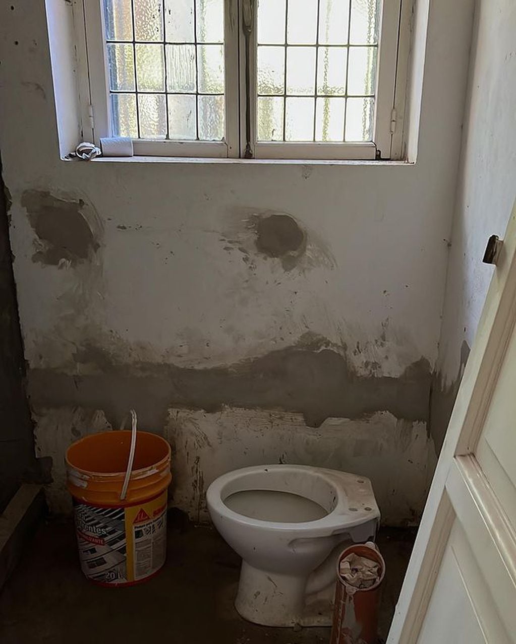 El  baño de invitado de La China Suárez antes de ser remodelado. (Instagram)