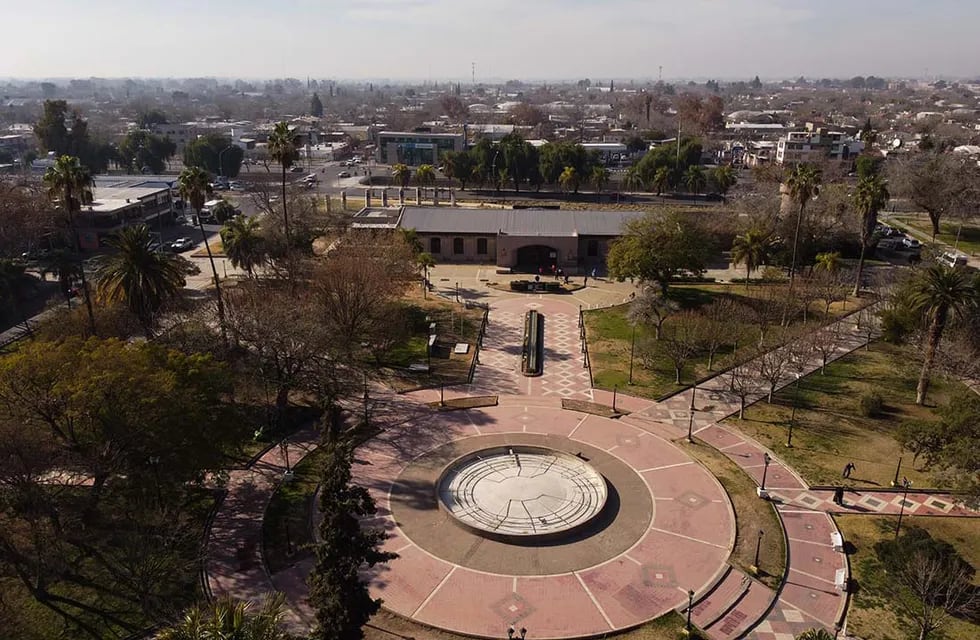 La Plaza Pedro del Castillo es el punto geográfico del área fundacional de Mendoza, allí también se rastrean los orígenes de nuestra construcción literaria a través de las primeras crónicas sobre la Ciudad.