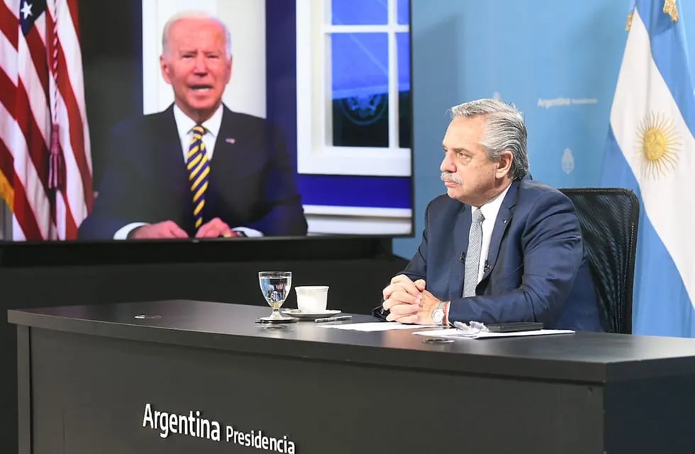 Biden en pantalla, Fernández en Argentina. (Presidencia)
