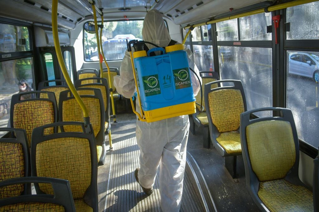 Mendoza 29 de setiembre  de 2020 Sociedad

Desinfectan el transporte publico de pasajeros, para combatir el virus Covid 19.
En las paradas de micro, personal de salud coloca Amonio cuaternario para desinfectar