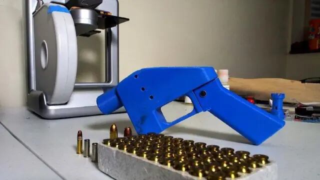  Perfección. Una pistola Liberator junto a la impresora 3D en la que se fabricaron sus componentes.