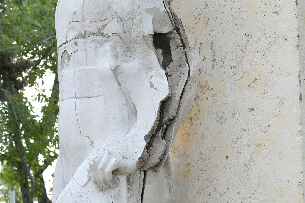 Una emblemática estatua de Dorrego está al borde del derrumbe por fallas estructurales. Foto: Orlando Pelichotti / Los Andes.